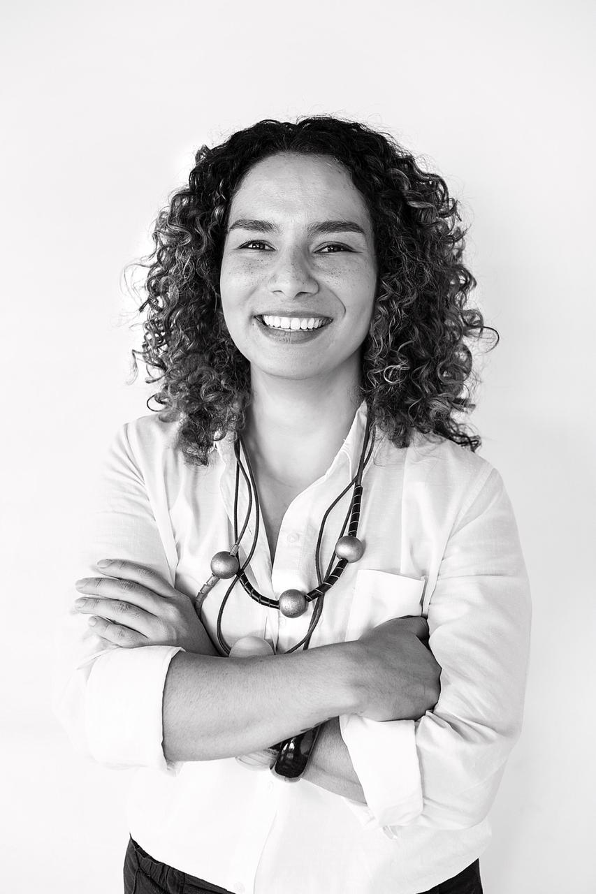 Retrato de Diana Zuleta con brazos cruzados y sonriendo