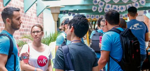 Personas conversan en el pasillo y se divierten durante Drupal Camp costa Rica 2019