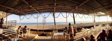Imagen de restaurante Capitán Moreno frente a la playa, con un atardecer.